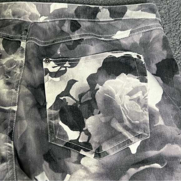 HUE Ladies Gray/White Floral Leggings/Jeggings - Size Large. - Picture 11 of 15